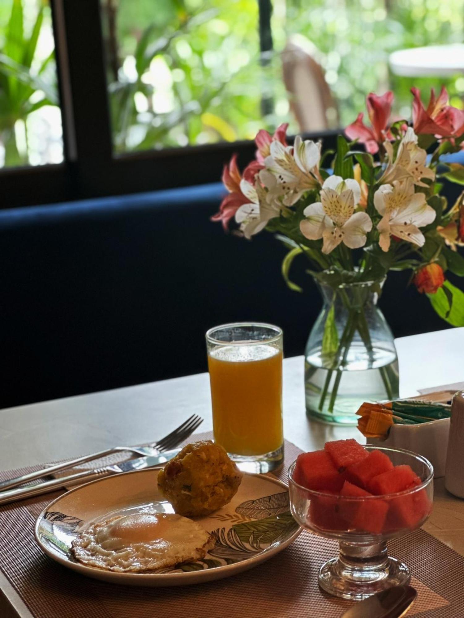 Manakin Hostal & Resto Manta Buitenkant foto
